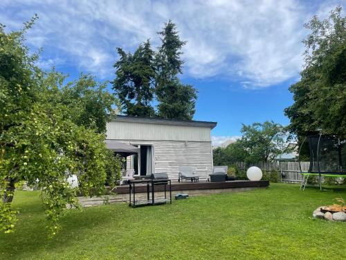 a backyard with a white building with a patio at Silja in Pärnu