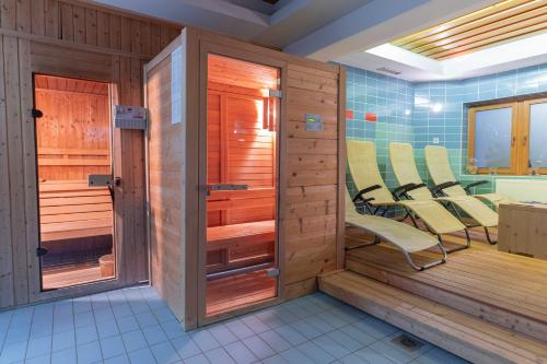 um quarto com cadeiras numa sauna em Hotel Krvavec em Cerklje na Gorenjskem