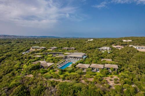 een luchtzicht op een resort met een zwembad en bomen bij Hôtel & Spa Version Maquis Citadelle in Bonifacio