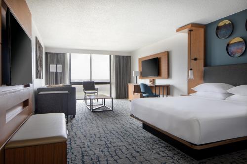 Ліжко або ліжка в номері Houston Marriott South at Hobby Airport