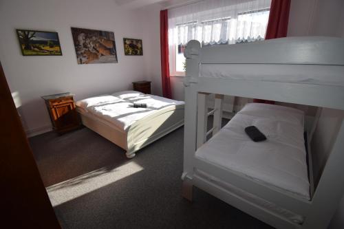 um quarto com 2 beliches e uma janela em Pension St. Moritz em Železná Ruda