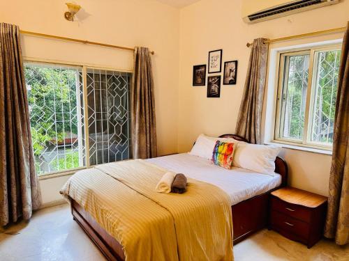 A bed or beds in a room at 2BHK Peaceful Row House by Abhibha Stays in Koregaon Park