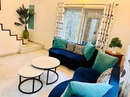 A seating area at 2BHK Peaceful Row House by Abhibha Stays in Koregaon Park