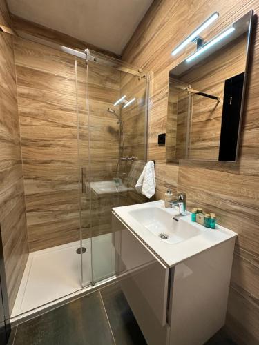 ein Bad mit einem Waschbecken und einer Dusche in der Unterkunft Golden Haven Luxe Bungalow Resort in Murter