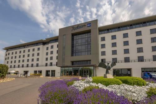 um edifício com uma estátua em frente em Radisson Blu Hotel Dublin Airport em Cloghran