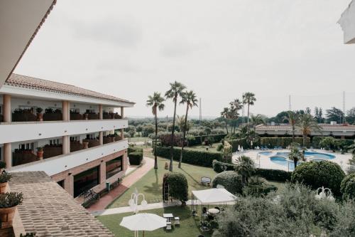 una vista aérea de un complejo con piscina en Mas Gallau, en Cambrils