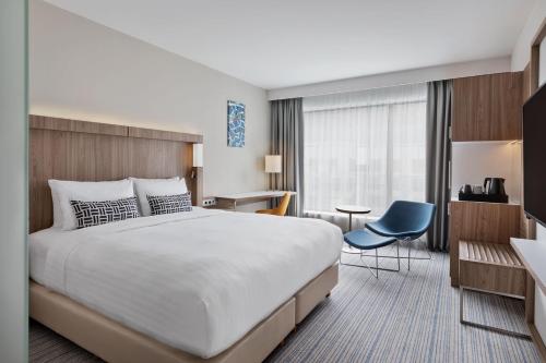 Säng eller sängar i ett rum på Courtyard by Marriott Szczecin City