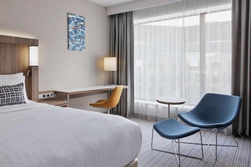 Säng eller sängar i ett rum på Courtyard by Marriott Szczecin City