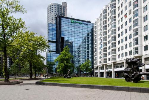 um parque com edifícios altos numa cidade em Holiday Inn Express Rotterdam - Central Station, an IHG Hotel em Roterdão