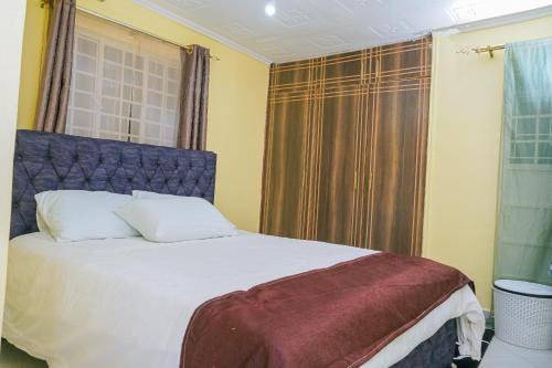 Cama ou camas em um quarto em Entire Fully furnished Villas in Kisii