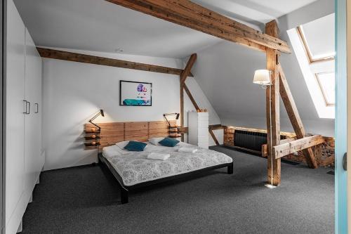 1 dormitorio con 1 cama en el ático en Apartamenty Pomarańczarnia, en Poznan