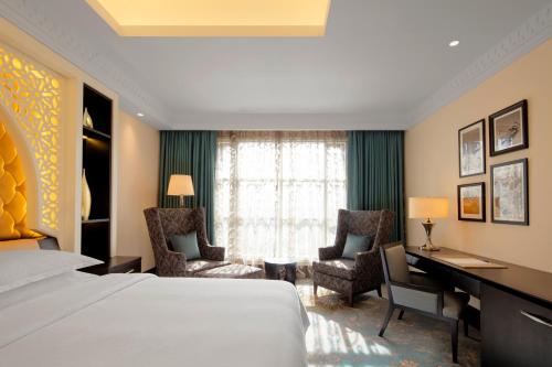 Tempat tidur dalam kamar di Sheraton Sharjah Beach Resort and Spa