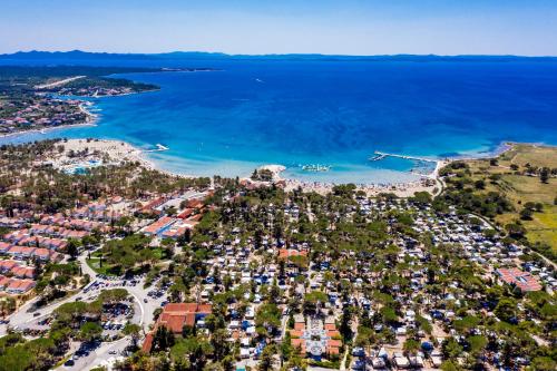 una vista aérea de la playa y del océano en Zaton Holiday Resort Mobile Homes, en Nin