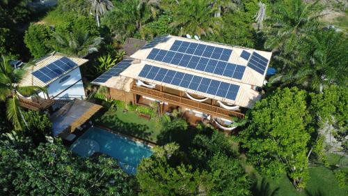 eine Luftansicht eines Hauses mit Sonnenkollektoren in der Unterkunft Sup House Barra Grande in Barra Grande