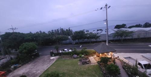 una vista aérea de una casa con patio en Jeju Soroan Pension, en Seogwipo