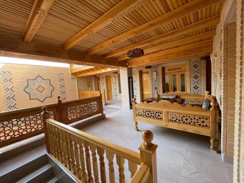 una veranda con letto e ringhiera in legno di Hanifa Boutique a Samarkand