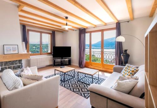 โทรทัศน์และ/หรือระบบความบันเทิงของ T4 avec vue imprenable sur le lac d'Annecy