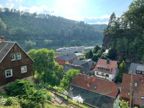 - une vue sur une ville avec une rivière et des bâtiments dans l'établissement Pension Alpenrose, à Bad Schandau