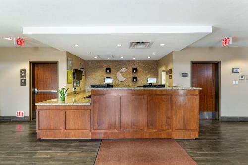 un grand hall avec un comptoir de réception dans un hôpital dans l'établissement Comfort Suites Carlsbad, à Carlsbad