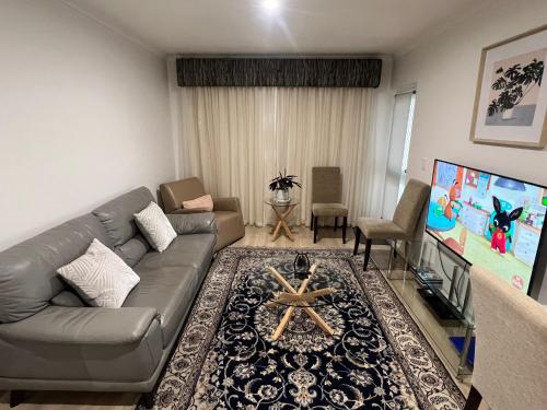 Televizors / izklaižu centrs naktsmītnē ADELAIDE CBD APARTMENT - 3BR, 2BATH & CARPARK