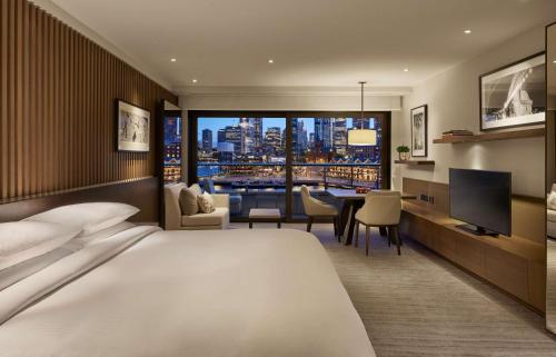 Ένα ή περισσότερα κρεβάτια σε δωμάτιο στο Park Hyatt Sydney