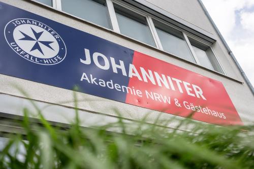 um sinal na lateral de um edifício em Johanniter Gästehaus em Münster