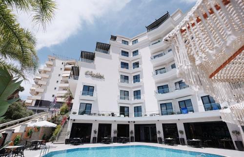 ein Hotel mit einem Pool vor einem Gebäude in der Unterkunft Sea View Hotel in Himarë