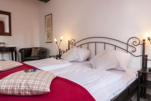 Tempat tidur dalam kamar di Wyndham Garden Quedlinburg Stadtschloss