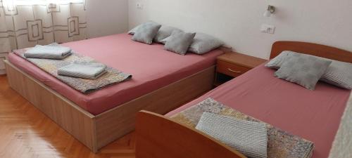 Postelja oz. postelje v sobi nastanitve Apartmani Luka