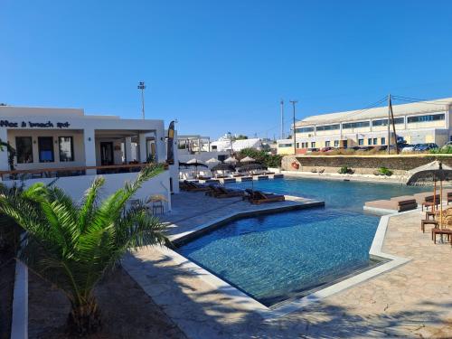 Peldbaseins naktsmītnē Naxos green Village hotel vai tās tuvumā