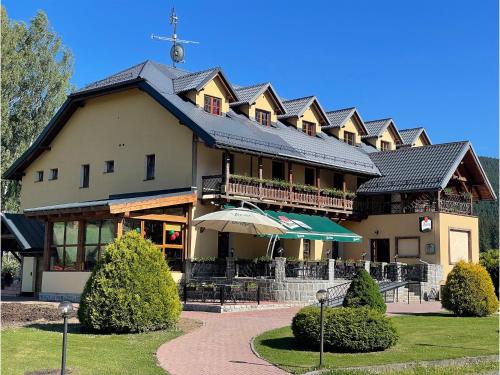 un grande edificio con una croce sopra di Chata Ramzovské sedlo a Ramzová