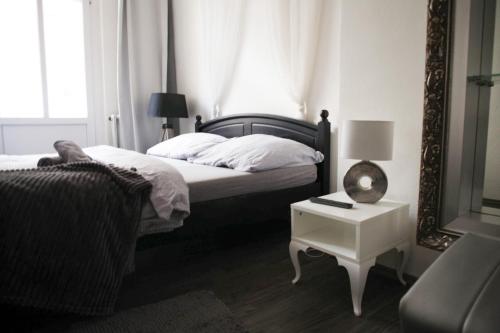 um quarto com uma cama com um espelho e uma mesa em Wake Up Wellness Hostel em Brno