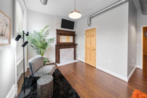 un soggiorno con sedia e porta di City Escape 2BR Steps to TQL near OTR and Downtown a Cincinnati