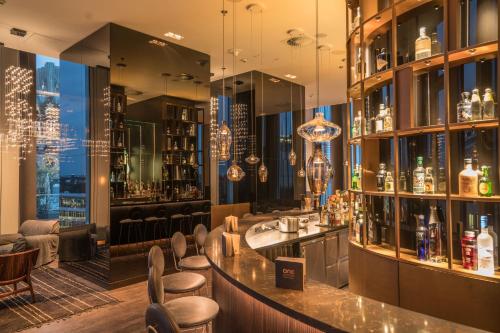 Lounge o bar area sa Motel One Berlin-Upper West