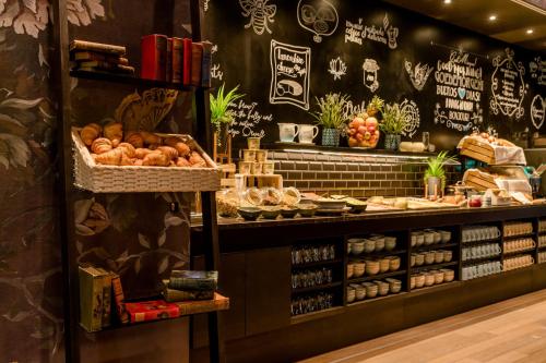 una panadería con pan y otros productos alimenticios expuestos en Motel One Manchester-St. Peter´s Square, en Mánchester