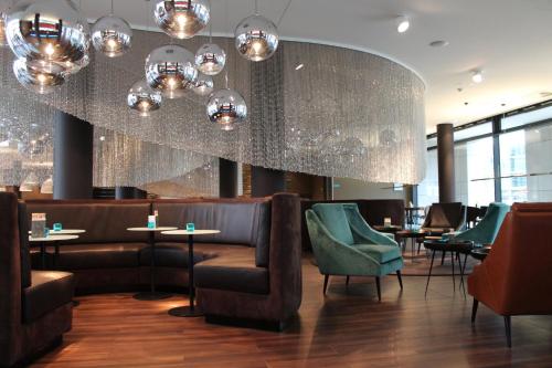 Un lugar para sentarse en Motel One Frankfurt Messe