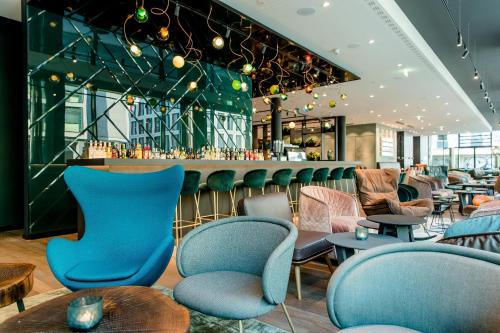 Khu vực ghế ngồi tại Motel One Stuttgart-Hauptbahnhof