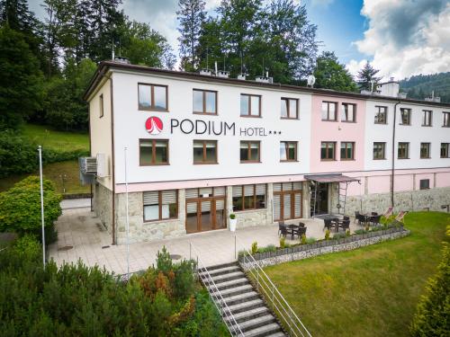 un edificio con un cartello che legge polium hotel di Hotel Podium a Wisła