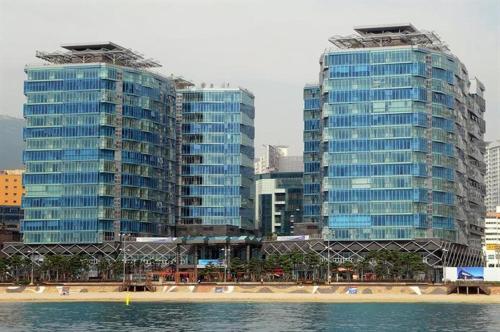 釜山Haeundae Luxury House的两座高楼,位于海边