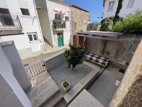 una vista dal balcone di una casa con una pianta di Casa das Flores a Oliveira do Hospital