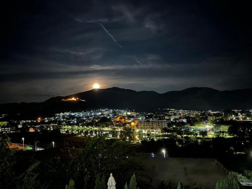 uitzicht op de stad 's nachts bij Vista Apartments in Trebinje