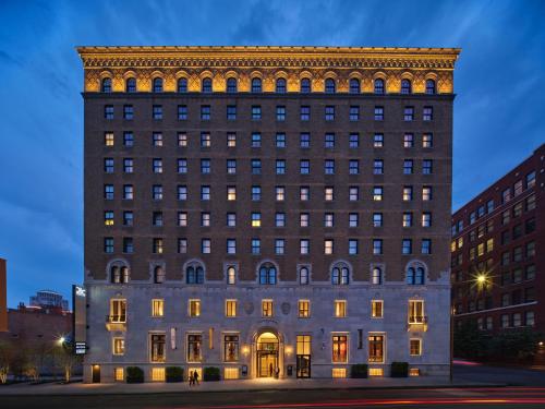 21c Museum Hotel St Louis في سانت لويس: مبنى كبير مع إضاءة علوية