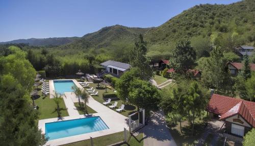 uma vista aérea de um resort com uma piscina em Aldea de los Pajaros em Villa General Belgrano