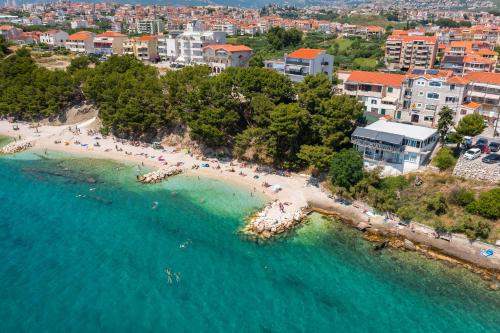 uma vista aérea de uma praia com pessoas na água em Solar Beach Inn em Split