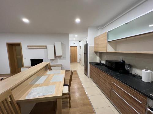 cocina con mesa y comedor en MRM Aparthome, en Floreşti