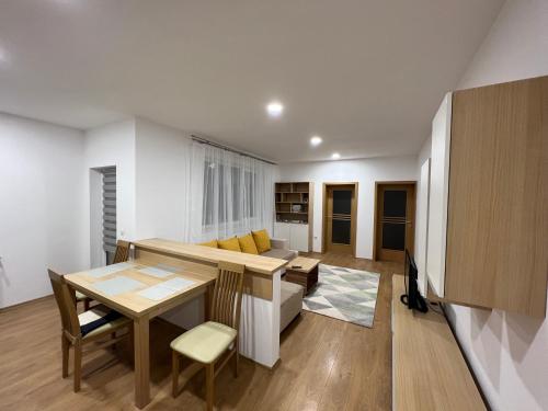 sala de estar con mesa y comedor en MRM Aparthome, en Floreşti