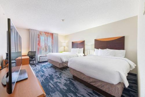 Cette chambre comprend 2 lits et une télévision à écran plat. dans l'établissement Fairfield Inn & Suites by Marriott Chicago Naperville, à Naperville