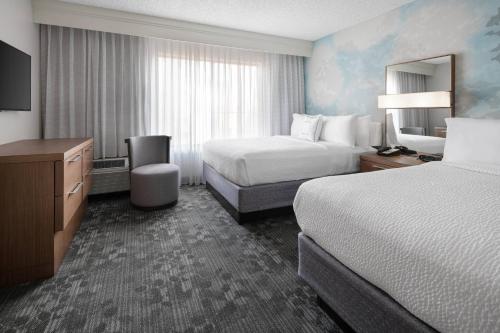 Кровать или кровати в номере Courtyard by Marriott Las Vegas Convention Center