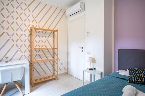 um quarto com uma cama e uma escada de madeira em Kalbia Apartment or Rooms Renovated, functional, intimate and more em Cagliari