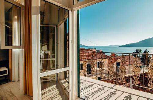 een balkon met uitzicht op een gebouw bij Apartments Master 5 in Herceg-Novi